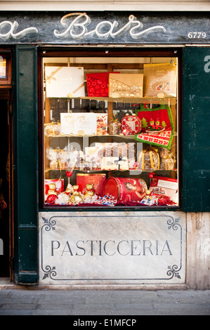 Ladenfront des berühmten Salva Rosa Pasticceria in Castello Bezirk von Venedig, Italien.  Traditionellen venezianischen Süßigkeiten Stockfoto