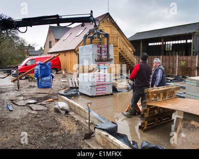 Selbstbau-Haus, Lieferung von Betonsteinen vom Erbauer des Händlers LKW gehoben Stockfoto