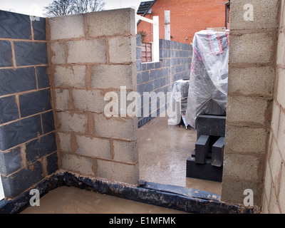 selbst gebaut aus Thermalite und 10 Newton Betonblöcke Gebäudewänden Haus, Interieur Stockfoto