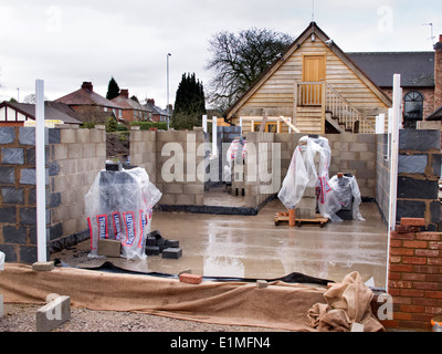 Selbstbau-Haus, Wände aus Thermalite und 10 Newton Betonsteinen gebaut Stockfoto