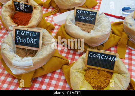 Frankreich, Languedoc-Roussillon, Hérault Depatment, Capestang, Gewürze auf dem lokalen Markt Stockfoto