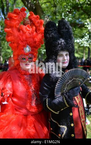 Leipzig, Deutschland. 6. Juni 2014. Unter dem Motto "Rokoko spielt verrückt" Menschen aus Hamburg und Berlin präsentieren ihre barocken Kostümen während des Wave-Gotik-Festivals in Leipzig, Deutschland, 6. Juni 2014. 40 Veranstaltungen mit rund 20.000 Besuchern bilden das Festival für die gothic-Szene am Pfingstwochenende in Leipzig. Das Festival ist eines der größten seiner Art in der Welt. Foto: Hendrik Schmidt/Dpa/Alamy Live News Stockfoto