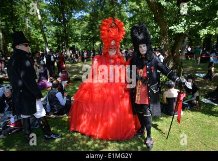 Leipzig, Deutschland. 6. Juni 2014. Unter dem Motto "Rokoko spielt verrückt" Menschen aus Hamburg und Berlin präsentieren ihre barocken Kostümen während des Wave-Gotik-Festivals in Leipzig, Deutschland, 6. Juni 2014. 40 Veranstaltungen mit rund 20.000 Besuchern bilden das Festival für die gothic-Szene am Pfingstwochenende in Leipzig. Das Festival ist eines der größten seiner Art in der Welt. Foto: Hendrik Schmidt/Dpa/Alamy Live News Stockfoto