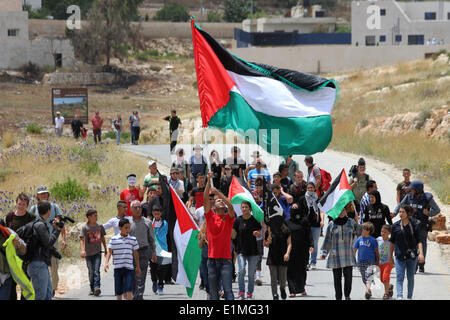 Ramallah, Palästina. 6. Juni 2014. Ramallah, Westjordanland, Palästina: Demonstration in Solidarität mit den palästinensischen Gefangenen in israelischen Gefängnissen, im Westjordanland-Dorf von Nabi Saleh, in der Nähe von Ramallah am 6. Juni 2014. Mehr als 120 Palästinenser ohne Prozess in Israel wurden auf einen unbefristeten Hungerstreik im Gefängnis, nur Salz essen und trinken Wasser, seit dem 24. April, fordern ein Ende der sogenannten "Administrativhaft" Credit: Abdalkarim Museitef/NurPhoto/ZUMAPRESS.com/Alamy Live News Stockfoto