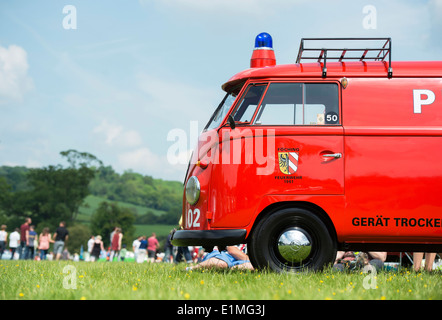 VW Volkswagen split Screen Panel van Feuerwehrauto bei einer VW-Show. England Stockfoto