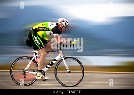 Gary Lawton, u-Boot-Kapitän mit der australischen Marine beteiligt sich an einem Radrennen während der jährlichen Koa Kai Sprint Triathl Stockfoto