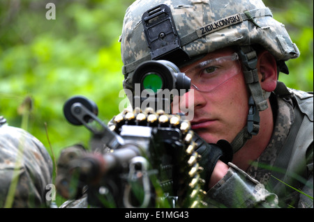 US-Armee Pfc. Darren s. Ziolkowski, ein Fallschirmjäger mit Bravo Company, 2. Bataillon, 503. Infanterieregiment 173rd Airborne B Stockfoto