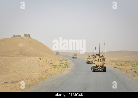 Ein Konvoi von U.S. Marine Corps Mine-resistente, Hinterhalt geschützte Fahrzeuge, das 1. Bataillon, 7. Marineregiment Trav zugewiesen Stockfoto