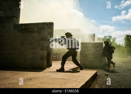 US-Marines Warrant Officer Basic Kurs 1-14, vorbereiten, um ein Gebäude in eine urbane Operationen training Exe löschen Stockfoto