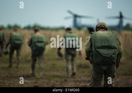 US Army Spezialoperationen Kräfte zu Fuß ein Marine Corps MV-22 Osprey Tiltrotor Flugzeug durchzuführen eine Höhen-Low-open Stockfoto