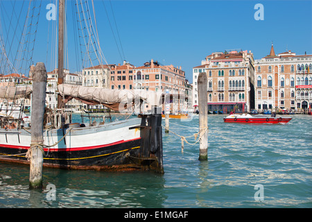 Venedig, Italien - 13. März 2014: Segelboot und Canal Grande. Stockfoto