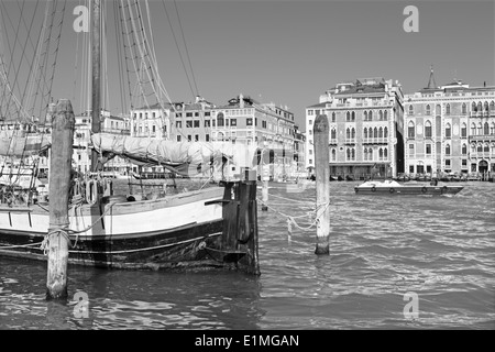 Venedig, Italien - 13. März 2014: Segelboot und Canal Grande. Stockfoto