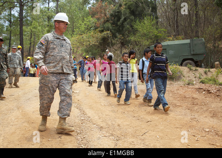 US Army 1st Sgt. Louis Perez, links im Vordergrund, zugeordnet dem 1430th Ingenieur-Unternehmen, Michigan Army National Guard, führt G Stockfoto