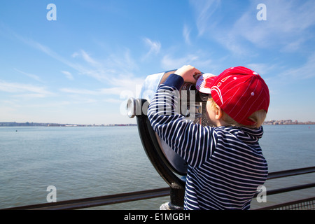 Young Boy nehmen in der Ansicht von Liberty Island, NYC Stockfoto