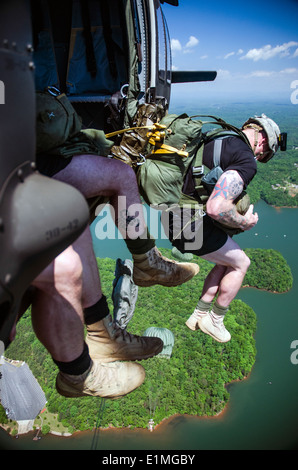 US-Soldaten mit dem 5. Ranger Training Bataillon springen von einem UH-60 Black Hawk-Hubschrauber in Lake Lanier, Ga., 8. Mai 2014 Stockfoto