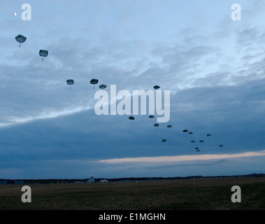 Multinationalen Armee Fallschirmjäger fallen auf den Boden während einer US-estnische Luft Mischbetrieb an? Mari Luftwaffenstützpunkt in Esto Stockfoto