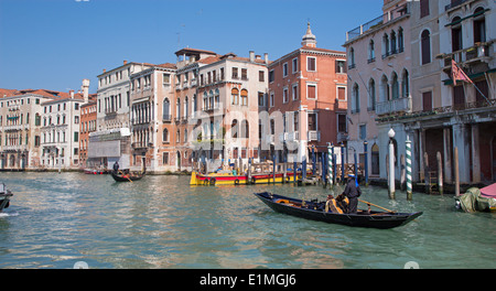 Venedig, Italien - 13. März 2014: Canal Grande und Gondoliere Stockfoto