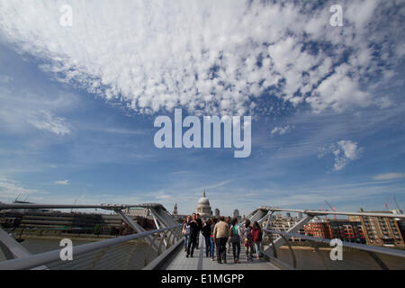 London UK. 6. Juni 2014. Fußgänger gehen auf Milenium Brücke an einem schönen sonnigen Tag in der Hauptstadt Credit: Amer Ghazzal/Alamy Live-Nachrichten Stockfoto