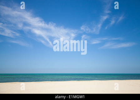 Schönen bewölkten Himmel über weißen Sandstrand. Natur-Hintergrund Stockfoto