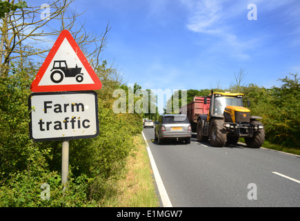 Zugmaschine und Anhänger vorbei Warnsignal für landwirtschaftlichen Verkehr in Road ahead Yorkshire Großbritannien Stockfoto