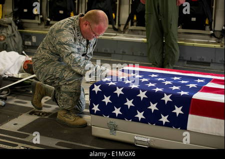 US Air Force Captain Norman Jones, Kaplan mit der 20. Kämpfer-Flügel, betet über einen drapierten Sarg während einer simulierten Rampe ce Stockfoto