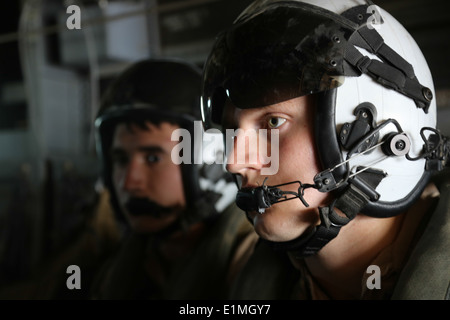 US-Marines mit Marine Medium Tiltrotor Squadron 161, 3. Marine Aircraft Wing, überfliegen Marine Corps Air Station Miramar, Sa Stockfoto