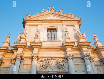 Venedig, Italien - 13. März 2014: Kirche Chiesa dei Gesuiti (Santa Maria Assunta) im Abendlicht. Stockfoto