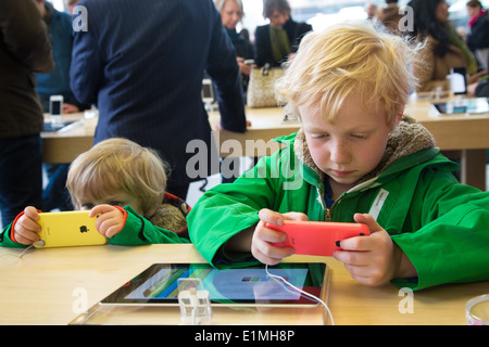 Kinder spielen auf dem iPhone, Apple Retail Store - West 14th Street, New York Stockfoto