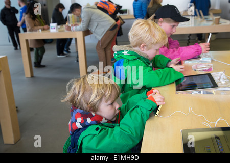 Kinder spielen auf dem iPhone, Apple Retail Store - West 14th Street, New York Stockfoto