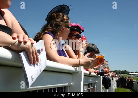 Epsom Downs, Surrey, UK. 6. Juni 2014. Ladies Day bei den Eichen, Epsom Downs Credit: Motofoto/Alamy Live-Nachrichten Stockfoto