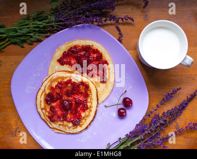 Pfannkuchen und Milch zum Frühstück Stockfoto