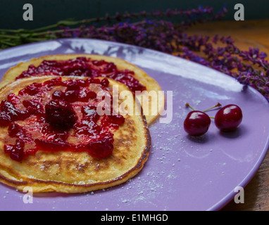 Nahaufnahme der leckere Pfannkuchen mit Kirschmarmelade Stockfoto