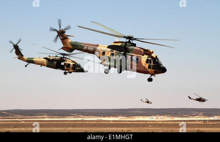 Royal Jordanian Air Force AS332 Super Puma und AH-1 Cobra Hubschrauber fliegen Weg nach Abwurf Spezialoperationen Kräfte ser Stockfoto