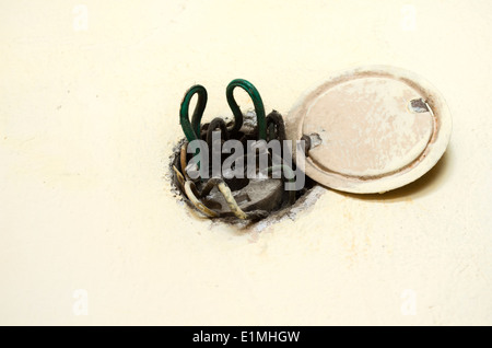 Ausgesetzt, elektrische Steckdosen mit den oberen Abdeckungen für die Installation der Verkabelung für ein Gebäude entfernt. Stockfoto