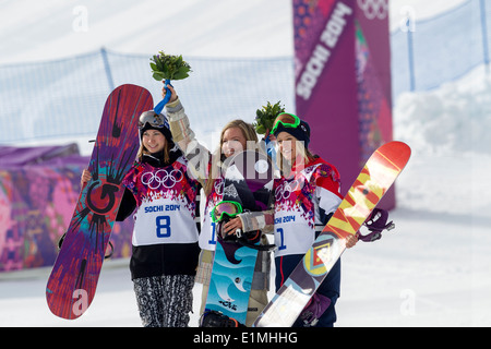 Jamie Anderson (USA) Olympic Champion (C), Enni Rukajarvi (FIN) Silber (L) und Jenny Jones(GBR) in Damen Snowboard Slopestyle Stockfoto