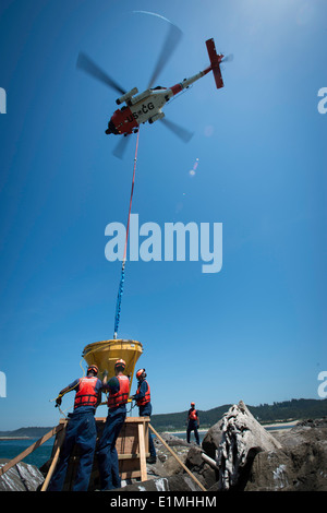 US-Küste Gardisten mit Aids zu Navigation Team Coos Bay und ein Coast Guard MH-60 Jayhawk Helikopter-Besatzungen, die Luft S zugewiesen Stockfoto