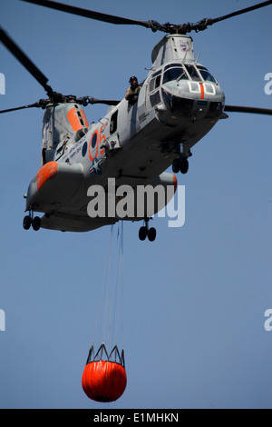 Ein US-Marinekorps CH-46E Sea Knight Helikopter zugeordnet, Marine Medium Helicopter Squadron (HMM) 364, Marine Aircraft Group Stockfoto