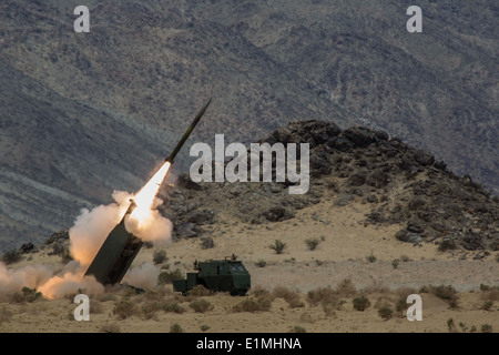 US-Marines mit Sierra Batterie, 5. Bataillon, 11. Marineregiment Raketen aus einer M142 hohe Mobilität Artillerie-Rakete Stockfoto