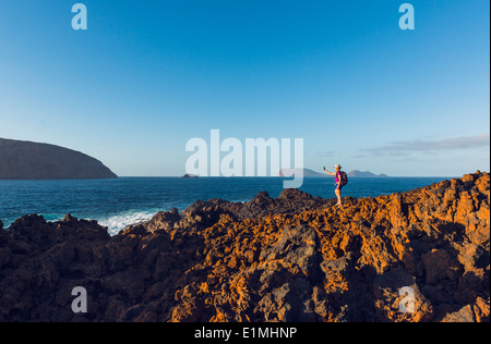 Frau, Wandern auf der Insel La Graciosa, Lanzarote, Kanarische Inseln, Lanzarote, Spanien, Europa. Stockfoto