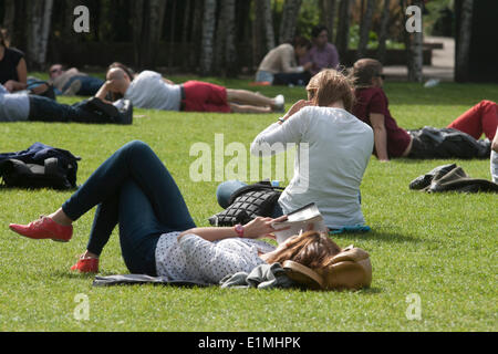 London UK. 6. Juni 2014. Menschen im Park entspannen an schönen sonnigen Tag in der Hauptstadt wie Temperaturen Credit: Amer Ghazzal/Alamy Live-Nachrichten Stockfoto