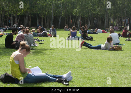 London UK. 6. Juni 2014. Menschen im Park entspannen an schönen sonnigen Tag in der Hauptstadt wie Temperaturen Credit: Amer Ghazzal/Alamy Live-Nachrichten Stockfoto