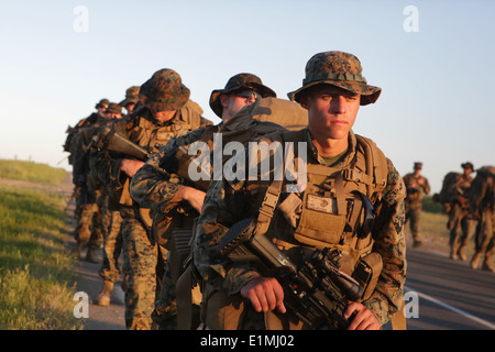 U.S. Marine Corps Lance Cpl. Cody Purciello, mit dem 3. Bataillon, 8. Marine Regiment, Schwarzmeer Rotations Forc zugewiesen Stockfoto