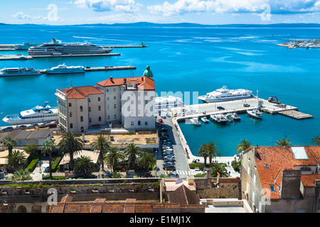 Blick auf die Riva und der Hafenbehörde Gebäude zusammen mit Boote vertäut im Hafen von Kathedrale von St. Domnius gesehen Stockfoto