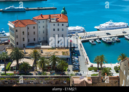 Blick auf die Riva und der Hafenbehörde Gebäude zusammen mit Boote vertäut im Hafen von Kathedrale von St. Domnius gesehen Stockfoto