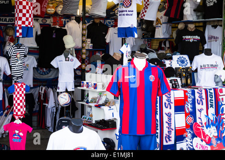 T-Shirts und Schals von Hajduk Split sind auf den Verkauf als Andenken an einen Marktstand in split Kroatien Stockfoto