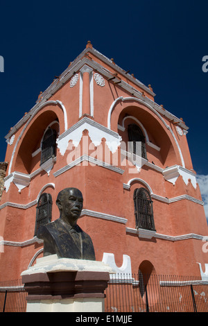 Mexiko, Chiapas, San Cristobal de Las Casas, Arco-Torre del Carmen (Hintergrund), erbaut 1677, Statue von Mariano Ruiz Suasnavar Stockfoto