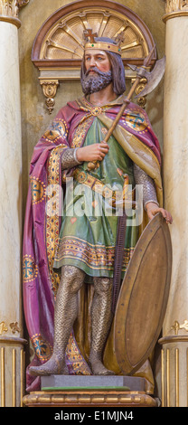 ROZNAVA, Slowakei - 19. April 2014: Geschnitzte Statue des st. Ladislaus - König von Ungarn vom Hauptaltar in St. Ann (Franziskaner) Stockfoto