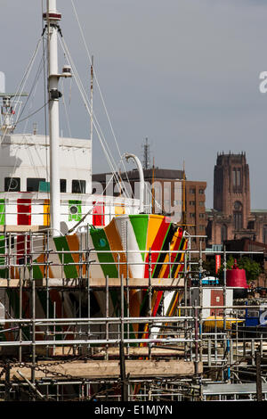 Liverpool Pilot Cutter Nummer 2, 1953 der Edmund Gardner wird durch getarnte rote, schwarze, orange & grüne Streifen,‘„Razzle Dazzle Dazzle“ gemaltes Kriegsdesign verwandelt. Der renommierte Künstler Carlos Cruz-Diez, der alle zwei Jahre lebt, wurde beauftragt, mit „Dazzle“-Tarnung eines historischen Pilotschiffs zu arbeiten, das im Besitz des Merseyside Maritime Museum ist und dessen Besitz es ist. Das Schiff, das sich im Trockendock neben Liverpools Albert Dock befindet, wird von dem Team Cammell Laird bemalt, um das Kriegsdesign zu realisieren. Stockfoto