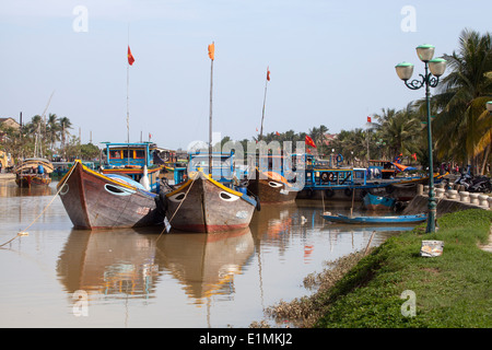 Boote in den Thu Bon Fluss in Hoi an Vietnam Stockfoto