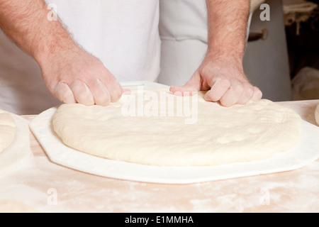 Professionelle Backstube - Baker mit Teig arbeiten. Stockfoto